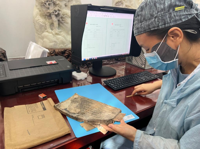 “修书亦修心”——走近百年图书馆里的古籍守护人