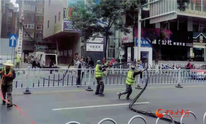 兰州市城管委开展线缆清除整治行动